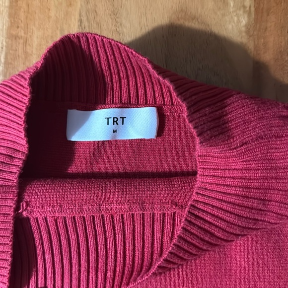 Short Sleeved Red Knit Top - Picture 3 of 6